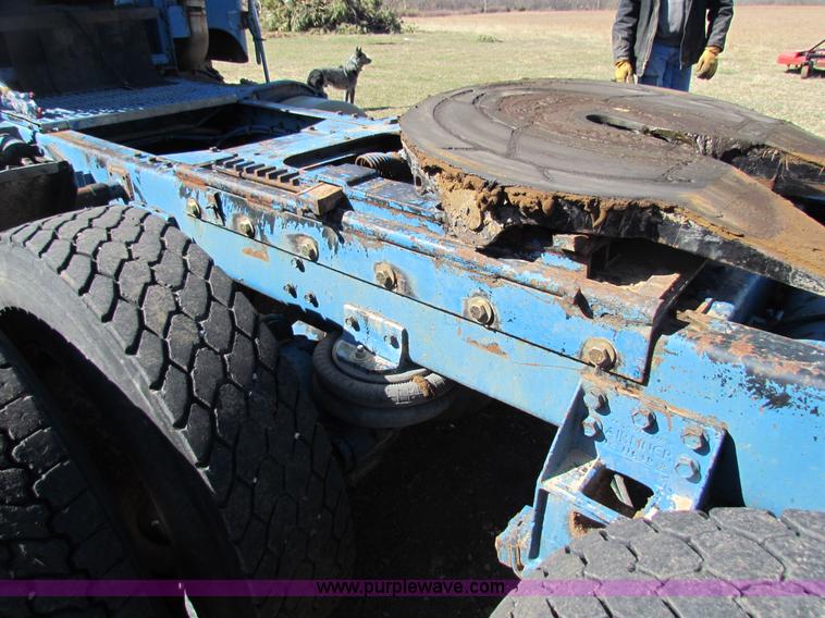 image for item AN9943 1985 Freightliner semi truck