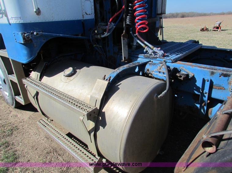 image for item AN9943 1985 Freightliner semi truck