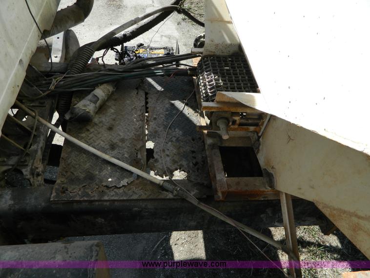 image for item AQ9494 1992 International 2554 spreader truck
