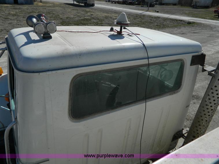 image for item AQ9494 1992 International 2554 spreader truck