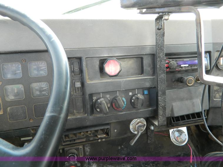 image for item AQ9494 1992 International 2554 spreader truck