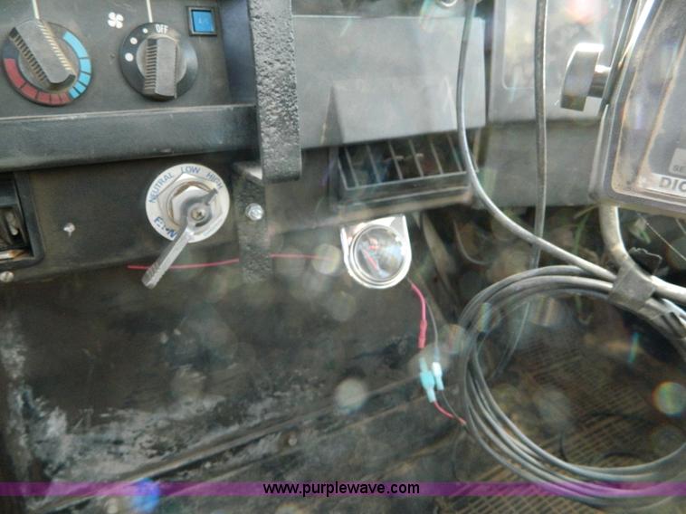 image for item AQ9494 1992 International 2554 spreader truck