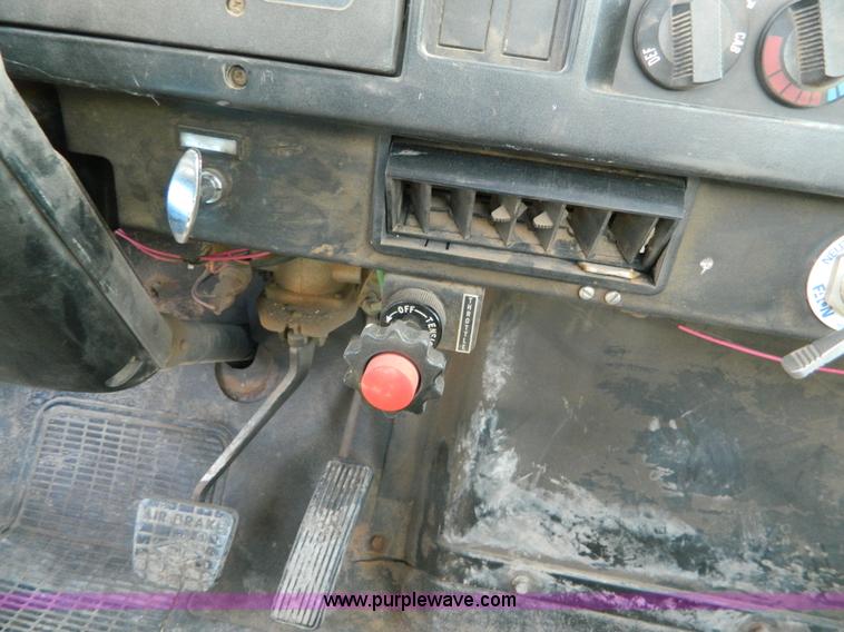 image for item AQ9494 1992 International 2554 spreader truck