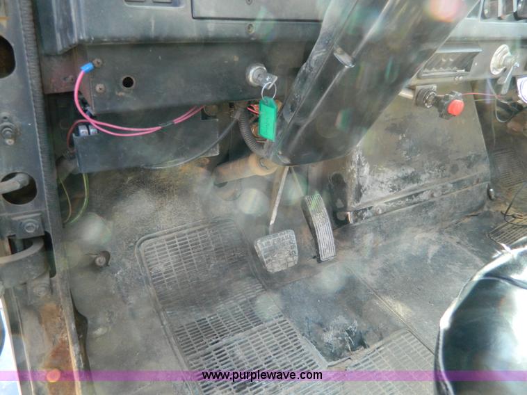 image for item AQ9494 1992 International 2554 spreader truck