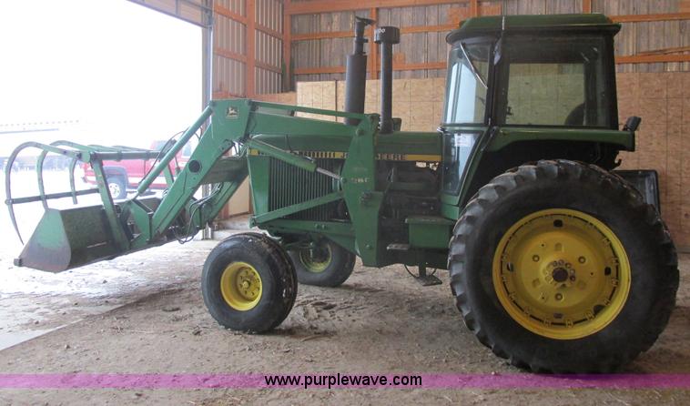 image for item E5423 1979 John Deere 4440 tractor