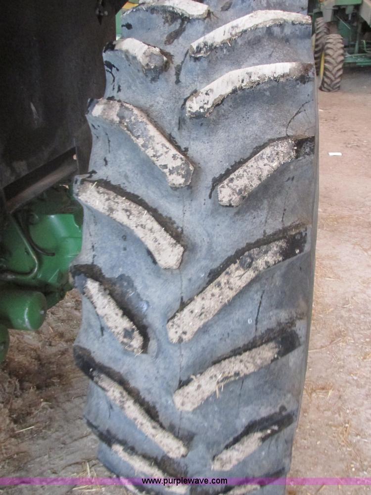 image for item E5423 1979 John Deere 4440 tractor