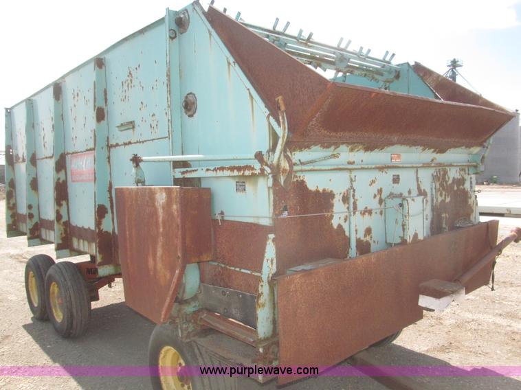 image for item F7321 Forage King A186 forage wagon