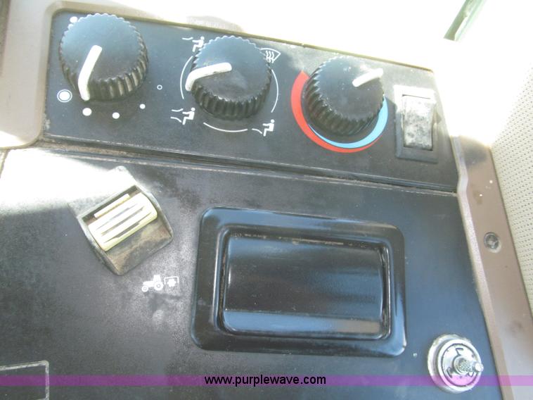 image for item F7337 1998 John Deere 7810 MFWD tractor