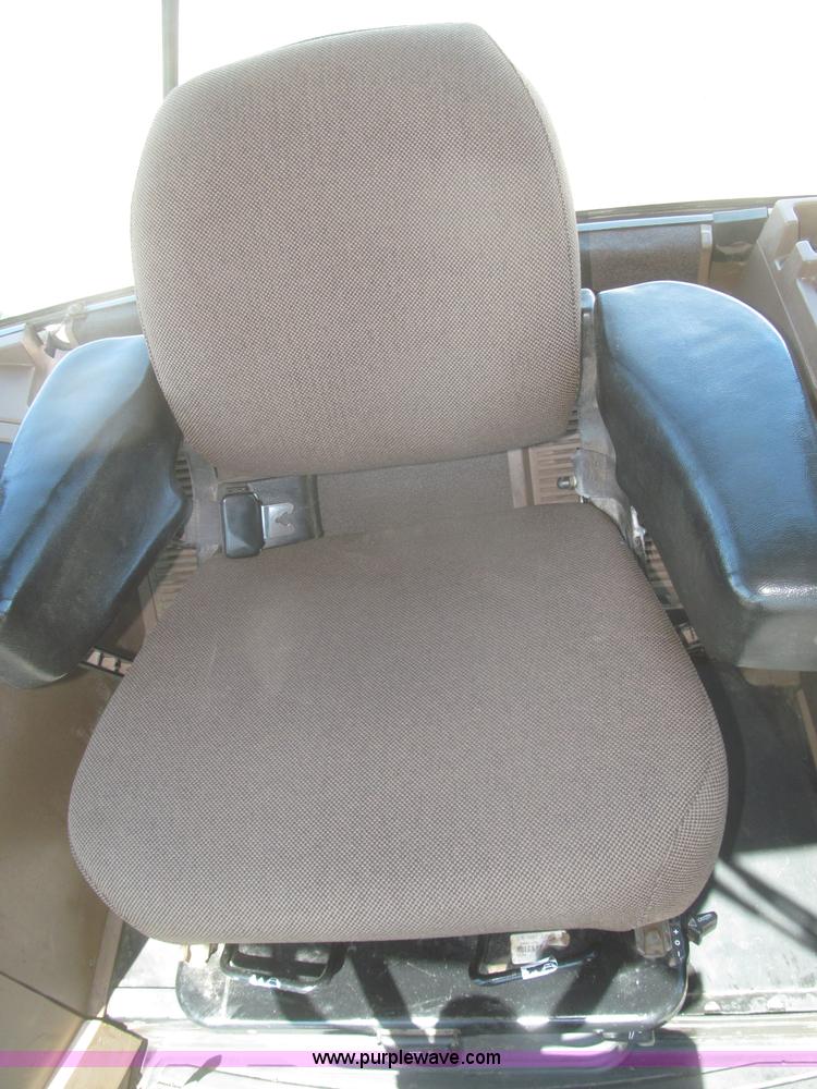 image for item F7337 1998 John Deere 7810 MFWD tractor