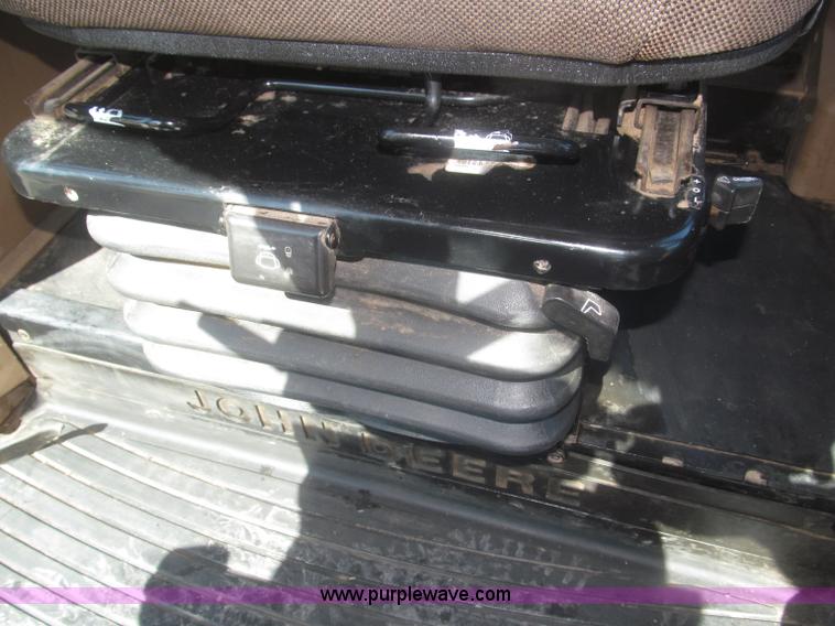 image for item F7337 1998 John Deere 7810 MFWD tractor