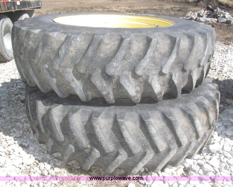 image for item F7337 1998 John Deere 7810 MFWD tractor