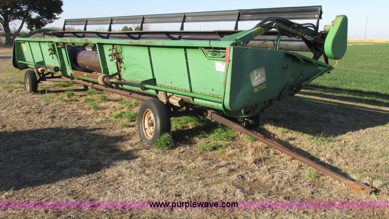 image for item G8443 1990 John Deere 930 platform header