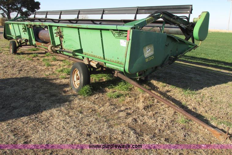 image for item G8443 1990 John Deere 930 platform header