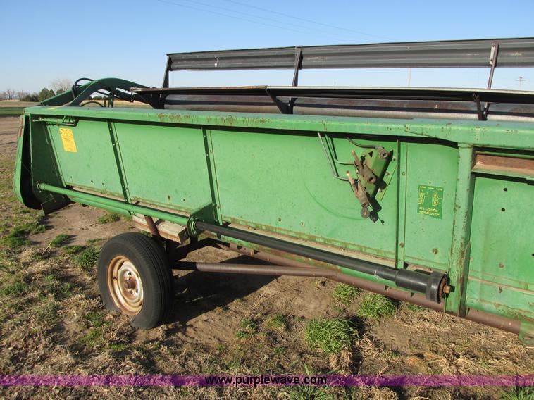 image for item G8443 1990 John Deere 930 platform header