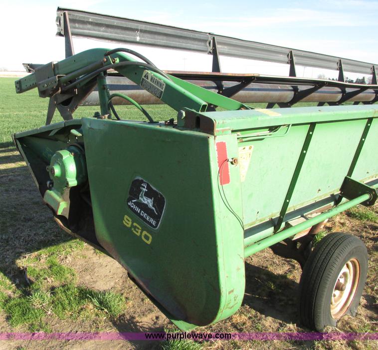 image for item G8443 1990 John Deere 930 platform header