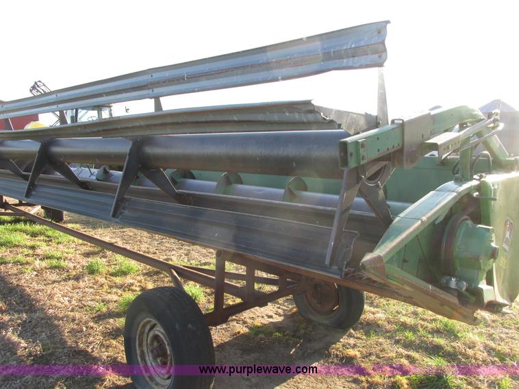 image for item G8443 1990 John Deere 930 platform header