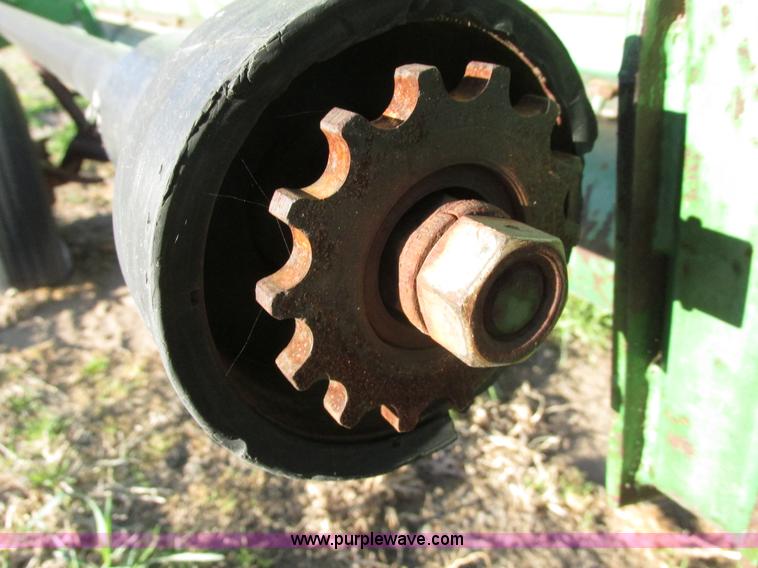 image for item G8443 1990 John Deere 930 platform header