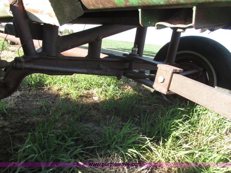 image for item G8443 1990 John Deere 930 platform header
