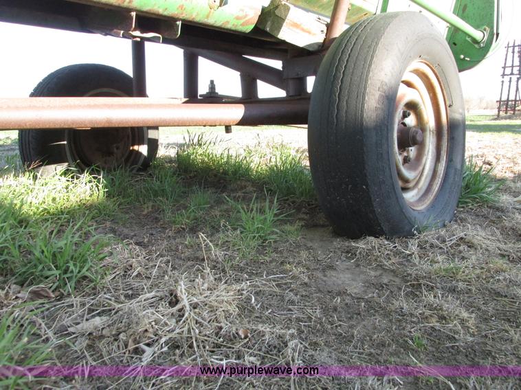 image for item G8443 1990 John Deere 930 platform header