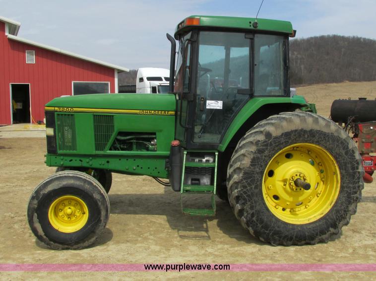 image for item G8789 1994 John Deere 7200 tractor
