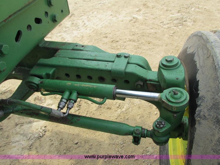 image for item G8789 1994 John Deere 7200 tractor