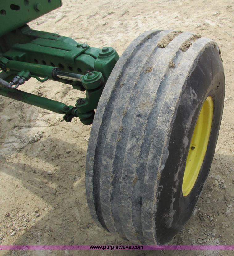 image for item G8789 1994 John Deere 7200 tractor