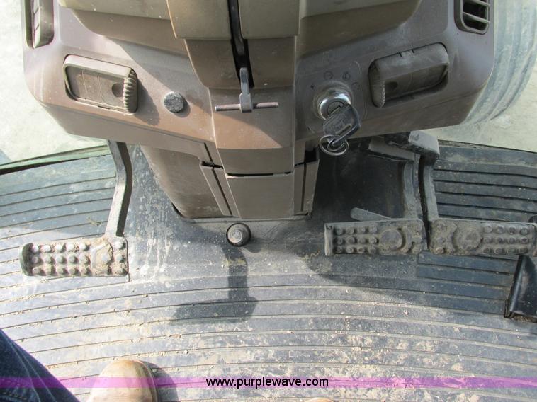 image for item G8789 1994 John Deere 7200 tractor