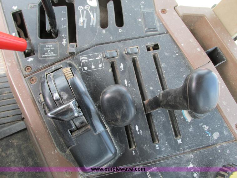 image for item G8789 1994 John Deere 7200 tractor