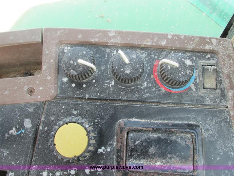 image for item G8789 1994 John Deere 7200 tractor