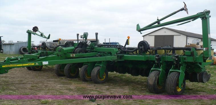 image for item G9331 1999 John Deere 1780 split-row planter