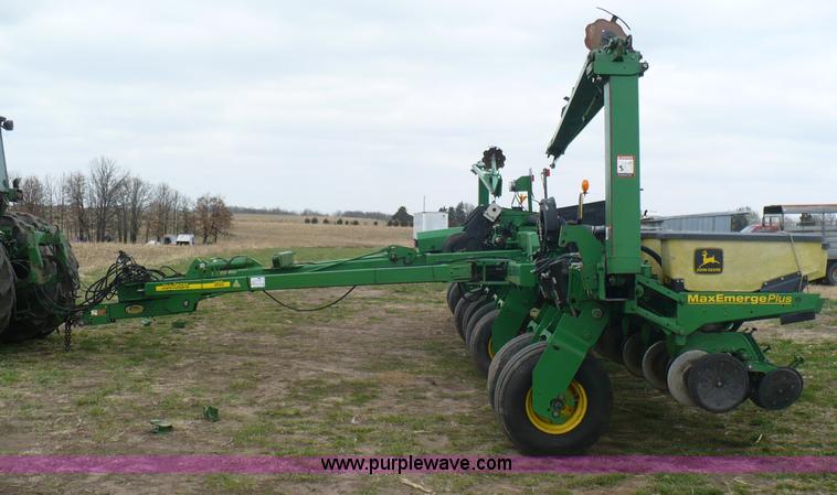 image for item G9331 1999 John Deere 1780 split-row planter
