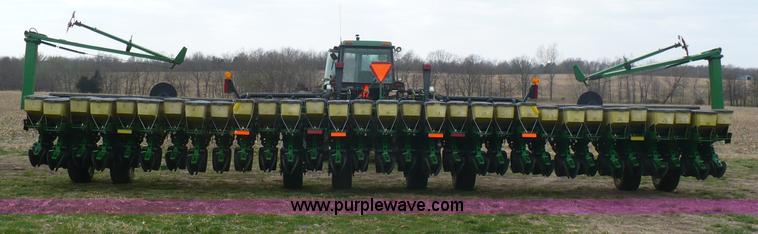 image for item G9331 1999 John Deere 1780 split-row planter