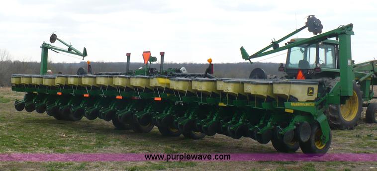 image for item G9331 1999 John Deere 1780 split-row planter