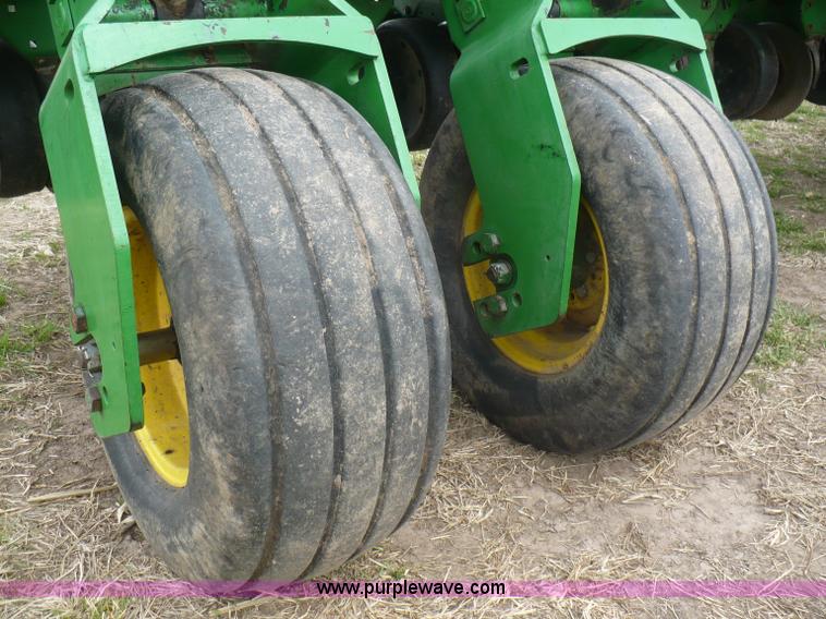 image for item G9331 1999 John Deere 1780 split-row planter