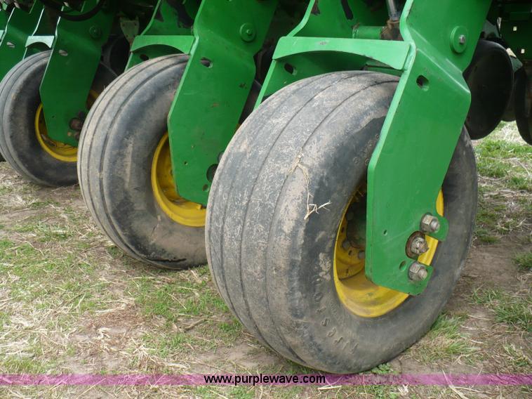 image for item G9331 1999 John Deere 1780 split-row planter