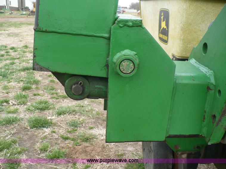 image for item G9331 1999 John Deere 1780 split-row planter