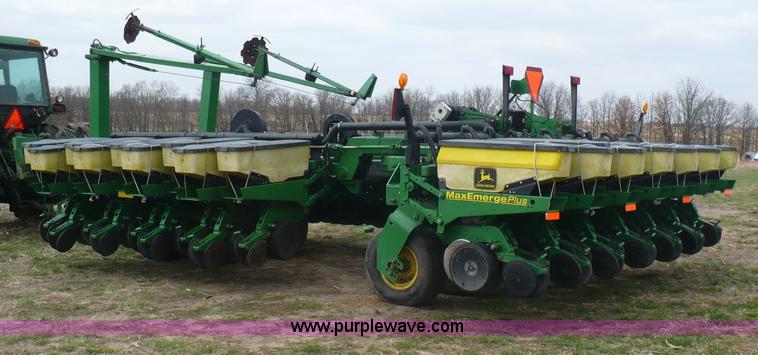 image for item G9331 1999 John Deere 1780 split-row planter