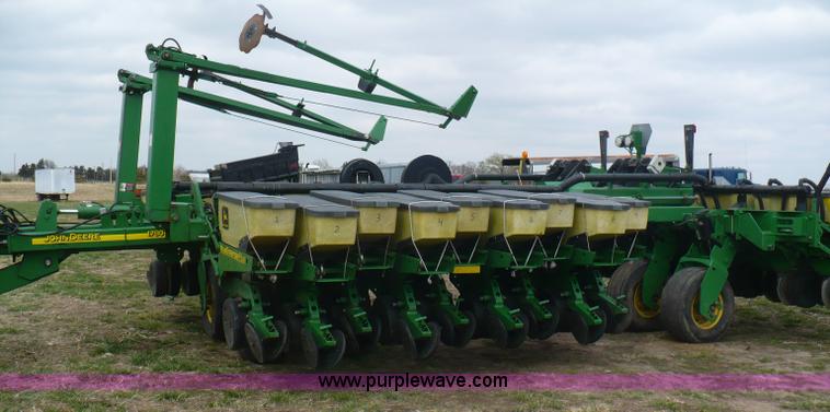 image for item G9331 1999 John Deere 1780 split-row planter