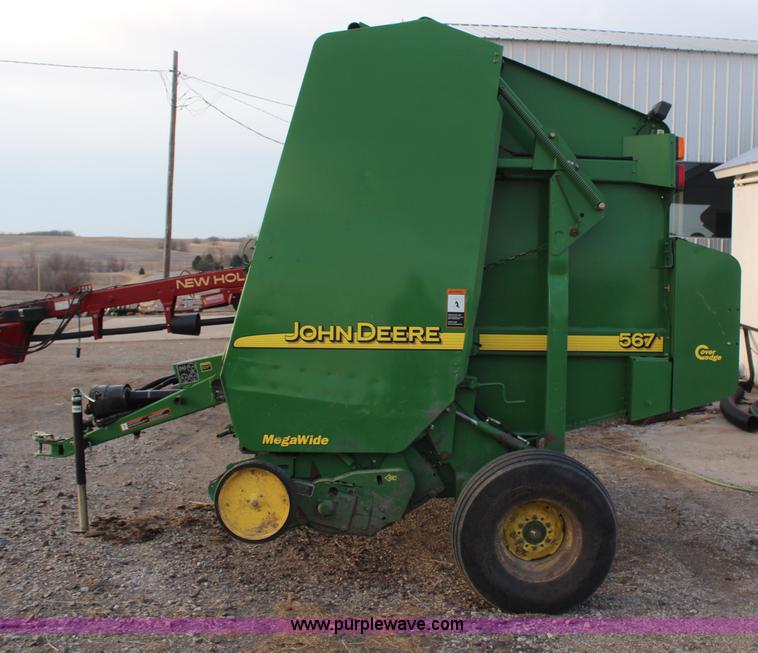 image for item H1346 2004 John Deere 567 round baler