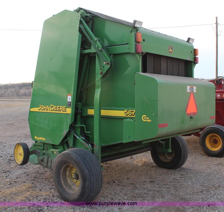 image for item H1346 2004 John Deere 567 round baler