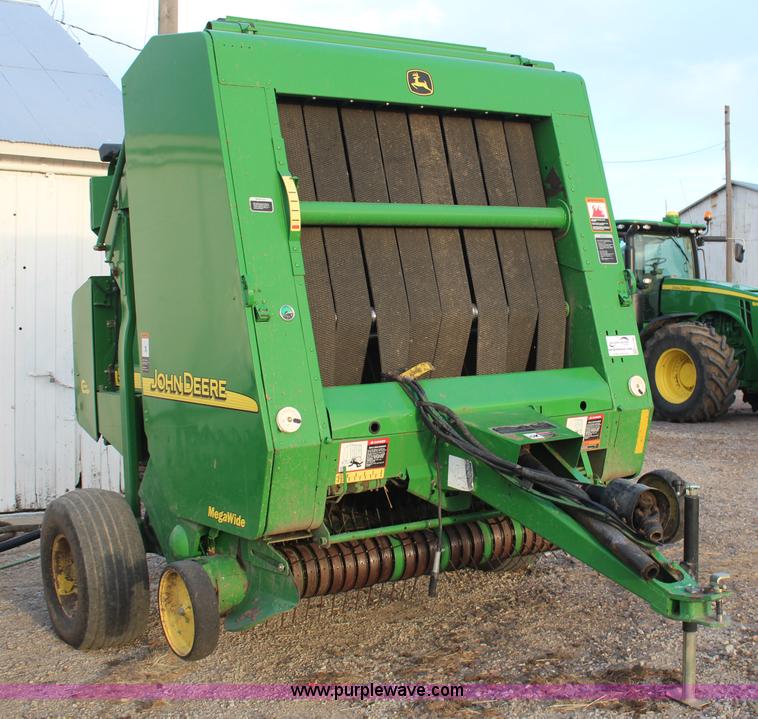 image for item H1346 2004 John Deere 567 round baler