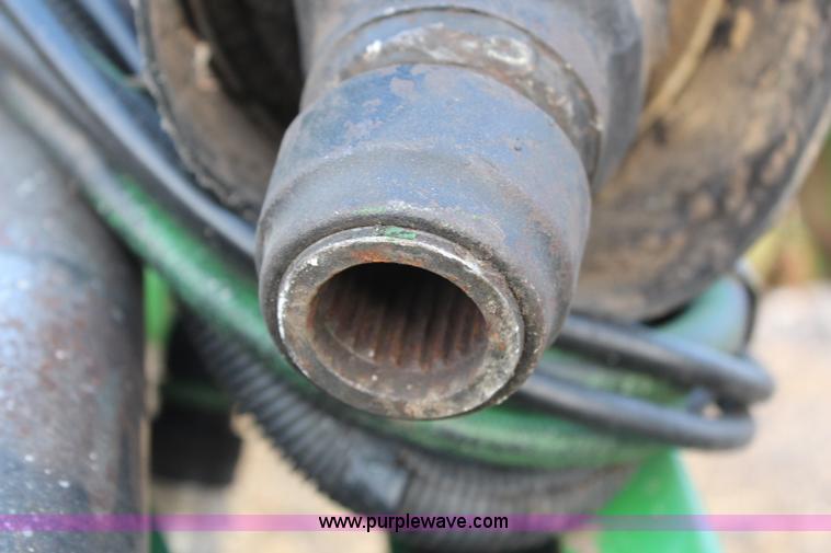 image for item H1346 2004 John Deere 567 round baler