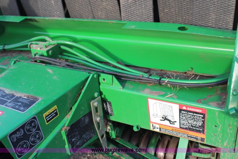 image for item H1346 2004 John Deere 567 round baler