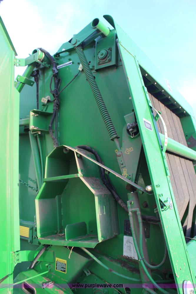 image for item H1346 2004 John Deere 567 round baler
