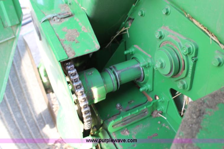 image for item H1346 2004 John Deere 567 round baler