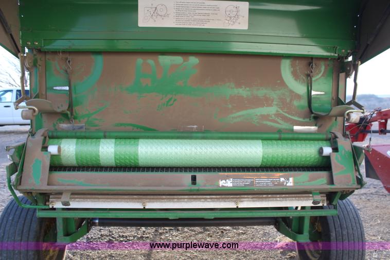 image for item H1346 2004 John Deere 567 round baler