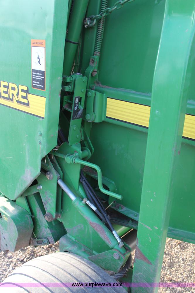 image for item H1346 2004 John Deere 567 round baler