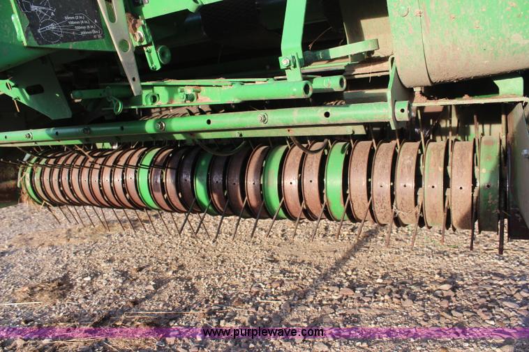 image for item H1346 2004 John Deere 567 round baler