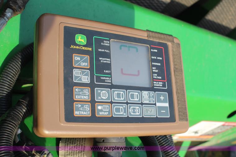 image for item H1346 2004 John Deere 567 round baler