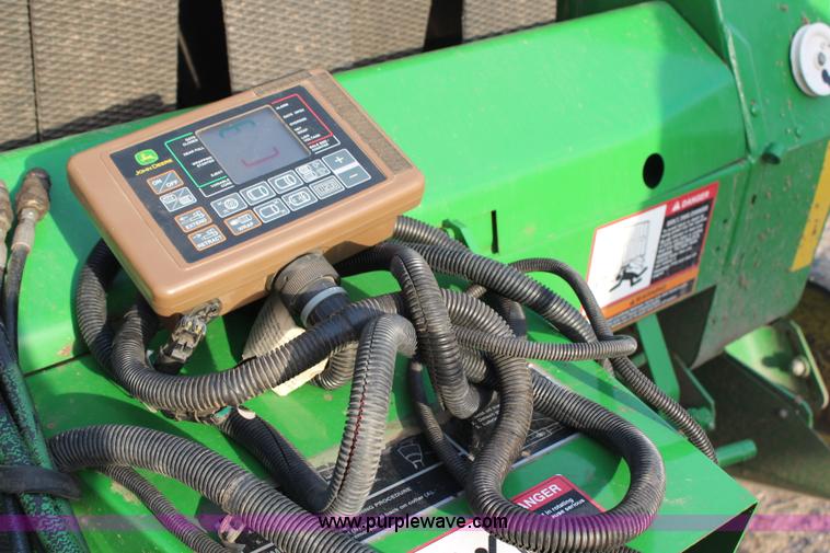 image for item H1346 2004 John Deere 567 round baler